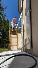 Il tombe de très haut depuis une échelle sur un échafaudage