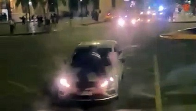 Escapó de un control y arrastró a un policía en el capot más de tres cuadras