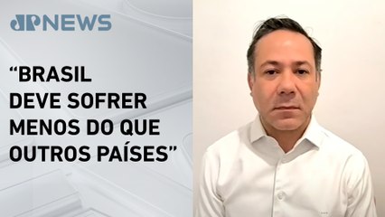 Real é a 3ª moeda que mais perdeu valor após tarifaço de Trump; economista comenta