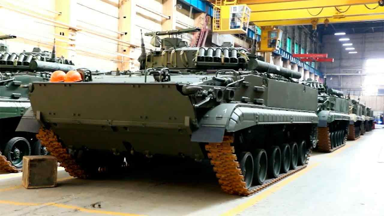 動画：ロステック、新型BMP-3を強化装甲とドローン対策装備付きで納入