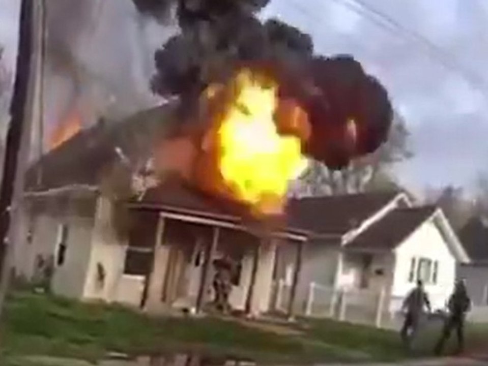 Feuerball platzt durch Hauswand: Feuerwehrmann in Trümmern begraben