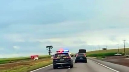 Vídeo flagra Focus carregado com maconha tombando durante perseguição na BR-163