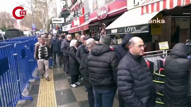Ucuz yumurta kuyruğunda bekleyen emekli bir vatandaş: “Buradan çıkıp ekmek kuyruğuna gireceğim. Sonra da markete gidip, bulursam et alacağım.”