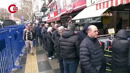 Ucuz yumurta kuyruğunda bekleyen emekli bir vatandaş:  “Buradan çıkıp ekmek kuyruğuna gireceğim. Sonra da markete gidip, bulursam et alacağım.”