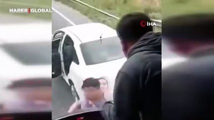 Trafikte yol kesme anları kamerada: Otobüse zarar verdiler