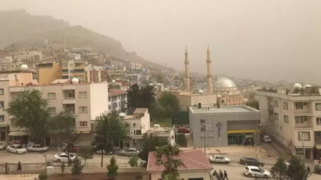 Mardin’de toz taşınımı: Hava kalitesi düştü, araçlar tozla kaplandı