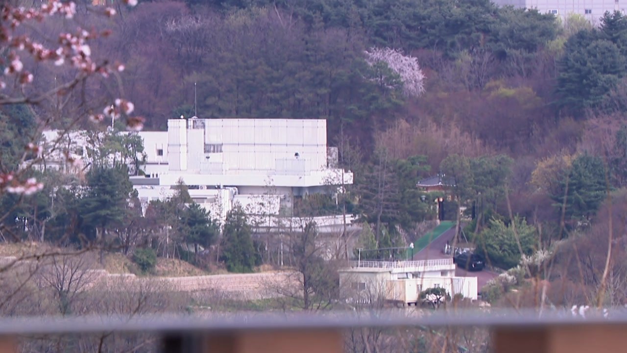 윤, 모레 오후 관저 퇴거...전직 대통령 수준 경호 / YTN