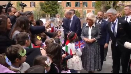 Camilla in visita a una scuola romana, poi le viene offerta una pizza