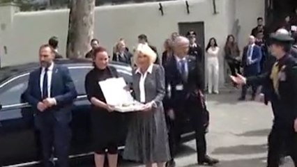 Una pizza in regalo alla regina Camilla dopo la visita in una scuola di Roma