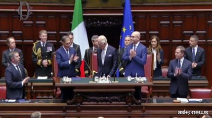 Re Carlo e Regina Camilla alla Camera: applausi e inno britannico