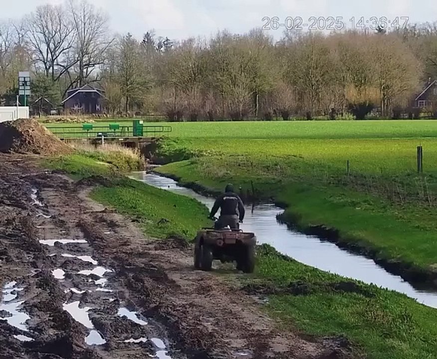 L'idiot du jour : Sa promenade en quad se finit dans l'eau