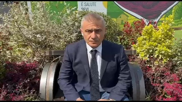 Vinitaly, Pecoraro Scanio: appello agli agricoltori per l'enoturismo