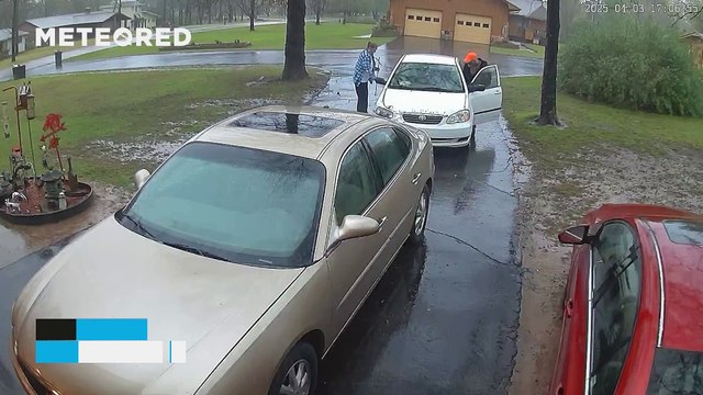 A lightning bolt strikes just a few feet away from several people in Heber Springs (AR), USA! Fortunately, it was just a big scare