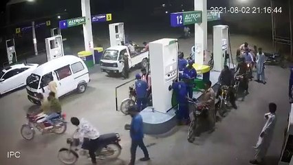 Pakistan Lahore petrol pump shooting robbery footage