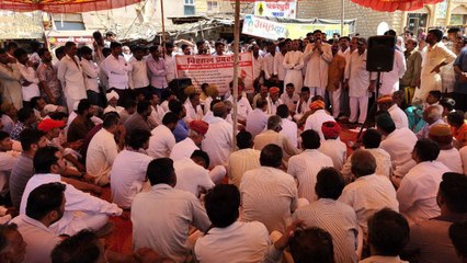 Watch Video: रॉयल्टी ठेका निरस्त करने की मांग को लेकर विरोध प्रदर्शन