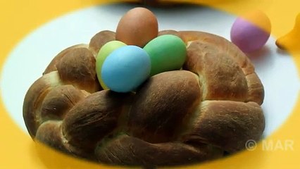 Pane intrecciato pasquale con uova colorate: simbolo di tradizione