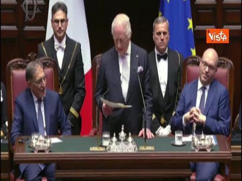 Re Carlo III conclude discorso alla Camera citando Dante: E quindi uscimmo a riveder le stelle