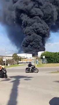 Incendio in un'azienda chimica a Caivano: nube nera visibile da chilometri -1- (09.04.25)