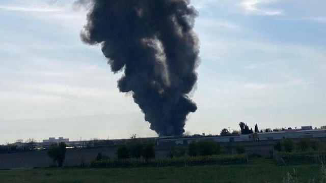 Caivano, incendio in una fabbrica di solventi: alta colonna di fumo