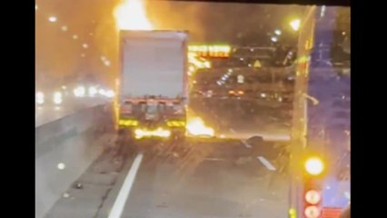 경부고속도로서 화물차 추돌 사고 뒤 화재...2명 부상 / YTN