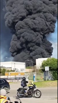 Incendio in un'azienda chimica a Caivano: nube nera visibile da chilometri -2- (09.04.25)