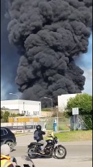 Incendio in un'azienda chimica a Caivano: nube nera visibile da chilometri  -2- (09.04.25)