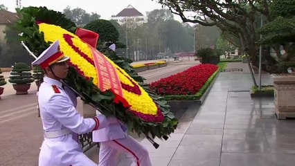 Pedro Sánchez visita el mausoleo de Ho Chi Minh en Hanói