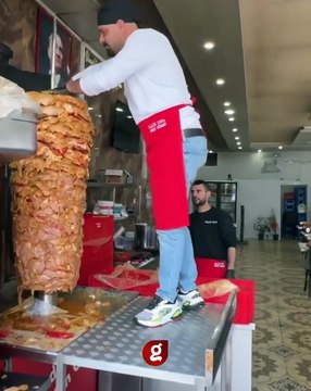 Arka fonda Atatürk posteri, önde ayakkabı ile tavuk döner imalatı, sonra maden suyu ile dezenfekte