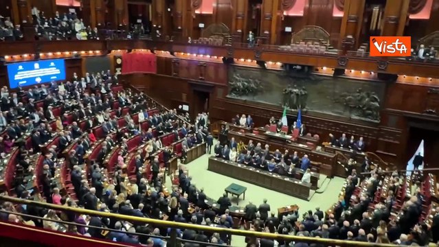 Re Carlo III e la regina Camilla fanno ingresso alla Camera accolti da applausi e standing ovation