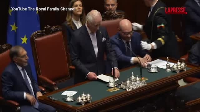 Re Carlo: «Momento speciale per me e la regina, è il nostro ventesimo anniversario di matrimonio». E scatta l'applauso