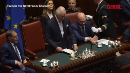 Re Carlo: «Momento speciale per me e la regina, è il nostro ventesimo anniversario di matrimonio». E scatta l'applauso