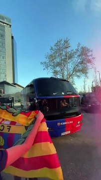 Demostración de fuerza culé en el hotel de concentración del Barça: petardos, bengalas y cánticos