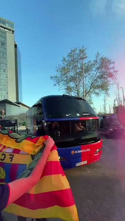 Demostración de fuerza culé en el hotel de concentración del Barça: petardos, bengalas y cánticos
