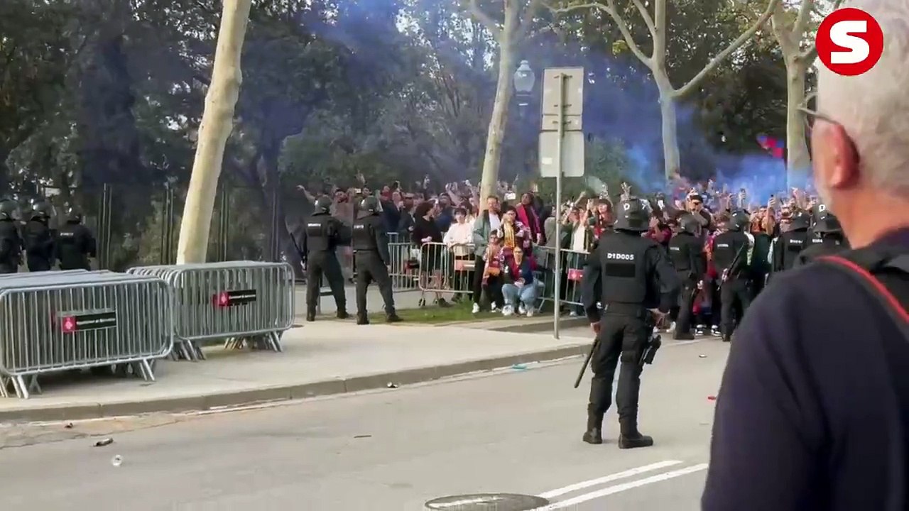 Lanzamiento de botellas, piedras e insultos: el recibimiento hostil del barcelonismo al Borussia en Montjuïc