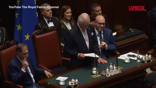 Re Carlo parla in italiano alla Camera: «Spero di non rovinare la lingua di Dante»