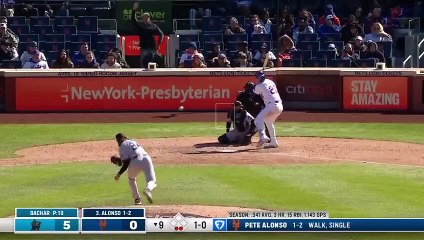 Dane Myers con la jugada defensiva en el Center Field