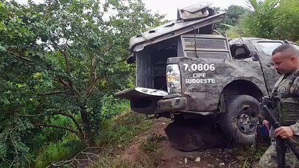 Viatura da PM capota em ribanceira na BR-101