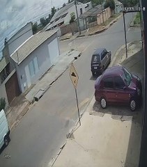 Caminhão desgovernado arrasta carro e colide em casa