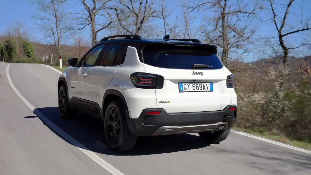 Der Jeep® Avenger 4xe debütiert auf der Straße