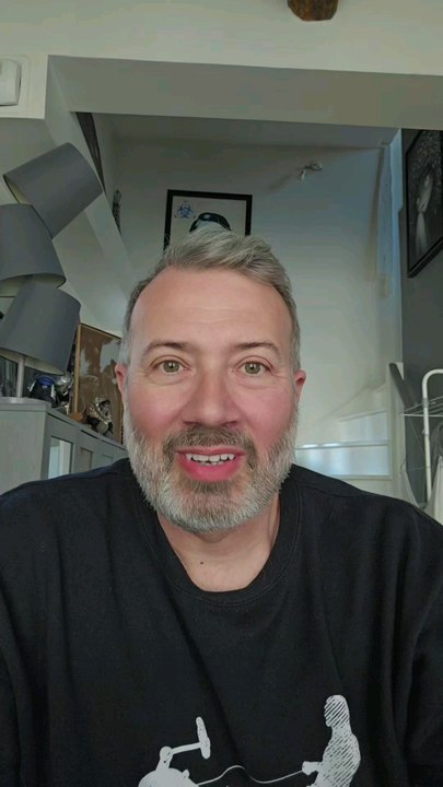 Chez Shopify, plus de recrutement sans prouver que l’IA ne peut pas faire le job ! 😱💼 Tobi Lütke, CEO, impose l'IA comme critère de performance.  Découvrez pourquoi maîtriser l’IA est désormais aussi essentiel que coder ou faire du design