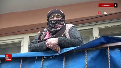 Bayburt'ta kuvvetli rüzgar eşyaları ve ata tohumlarını çatıya saçtı