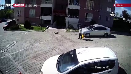 Çatıdan kopan parçadan kıl payı kurtuldu: O anlar kamerada