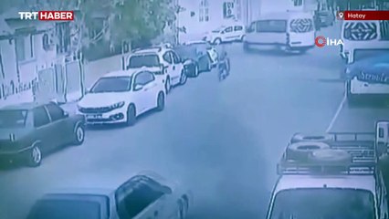 Sürücünün kapıyı açmasıyla motosikletteki 2 kişi yere savruldu