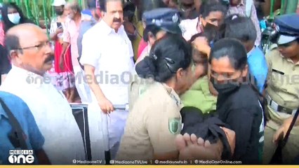 സമരത്തിനിടെ പ്രതിഷേധക്കാർക്ക് ദേഹാസ്വാസ്ഥ്യം; വനിതാ CPO ഉദ്യോഗാർഥി കുഴഞ്ഞുവീണു