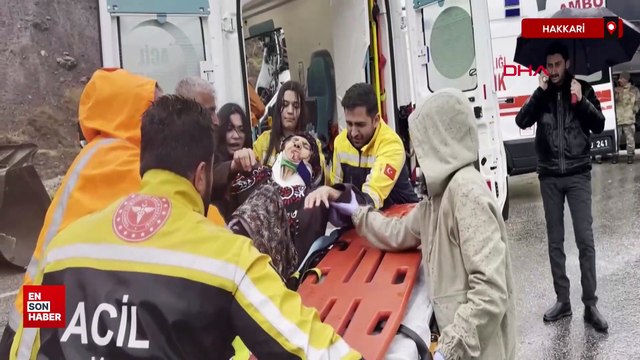 Hakkari'de otobüs ile yakıt tankeri kafa kafaya çarpıştı