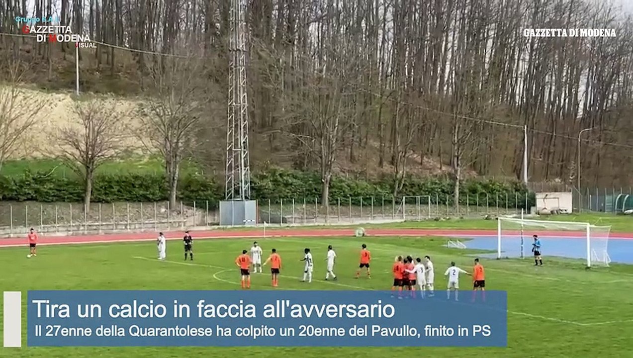 Calcio in faccia all'avversario in una partita di Prima categoria a Pavullo