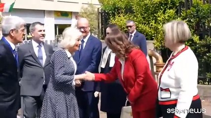 La regina Camilla visita una scuola a Roma. E accetta una pizza