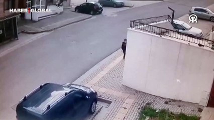 Sahipsiz köpekler yolda yürüyen çocuğa saldırdı! O anlar güvenlik kamerasında