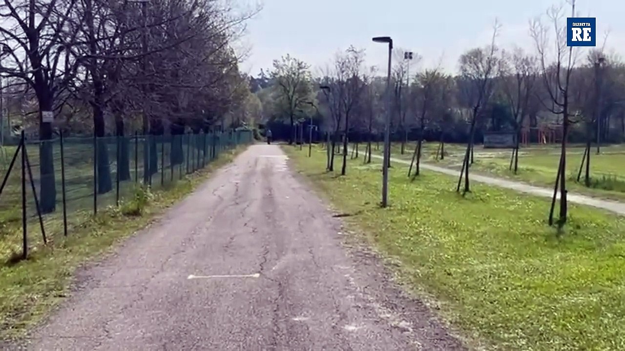 Scandiano, travolta da un camion in manovra al parco: muore a 49 anni