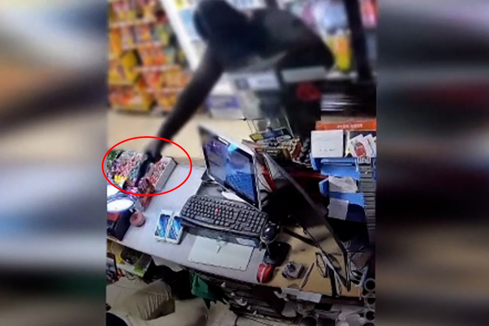 Un encapuchado de 50 a�os que intent� asaltar de madrugada con una pistola una tienda abierta 24 horas en la ciudad de Alicante acab� sin bot�n y huyendo con varios golpes propinados con un palo por el dependiente.